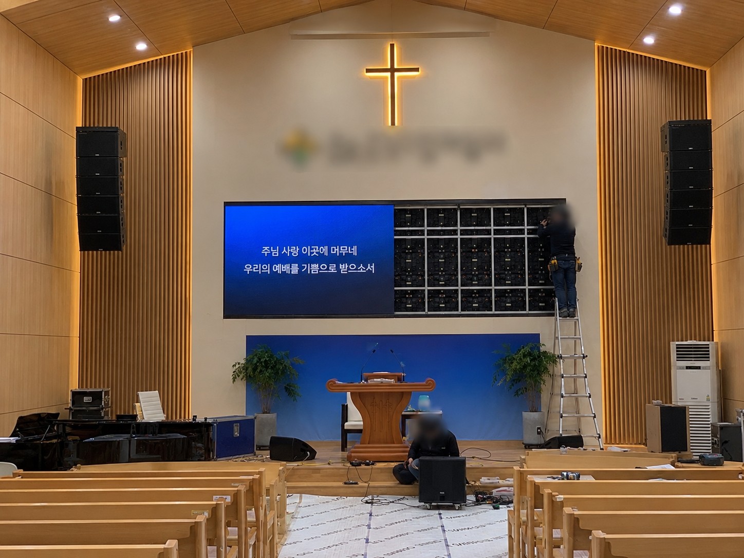 대형 교회 LED 스크린 설치 현장