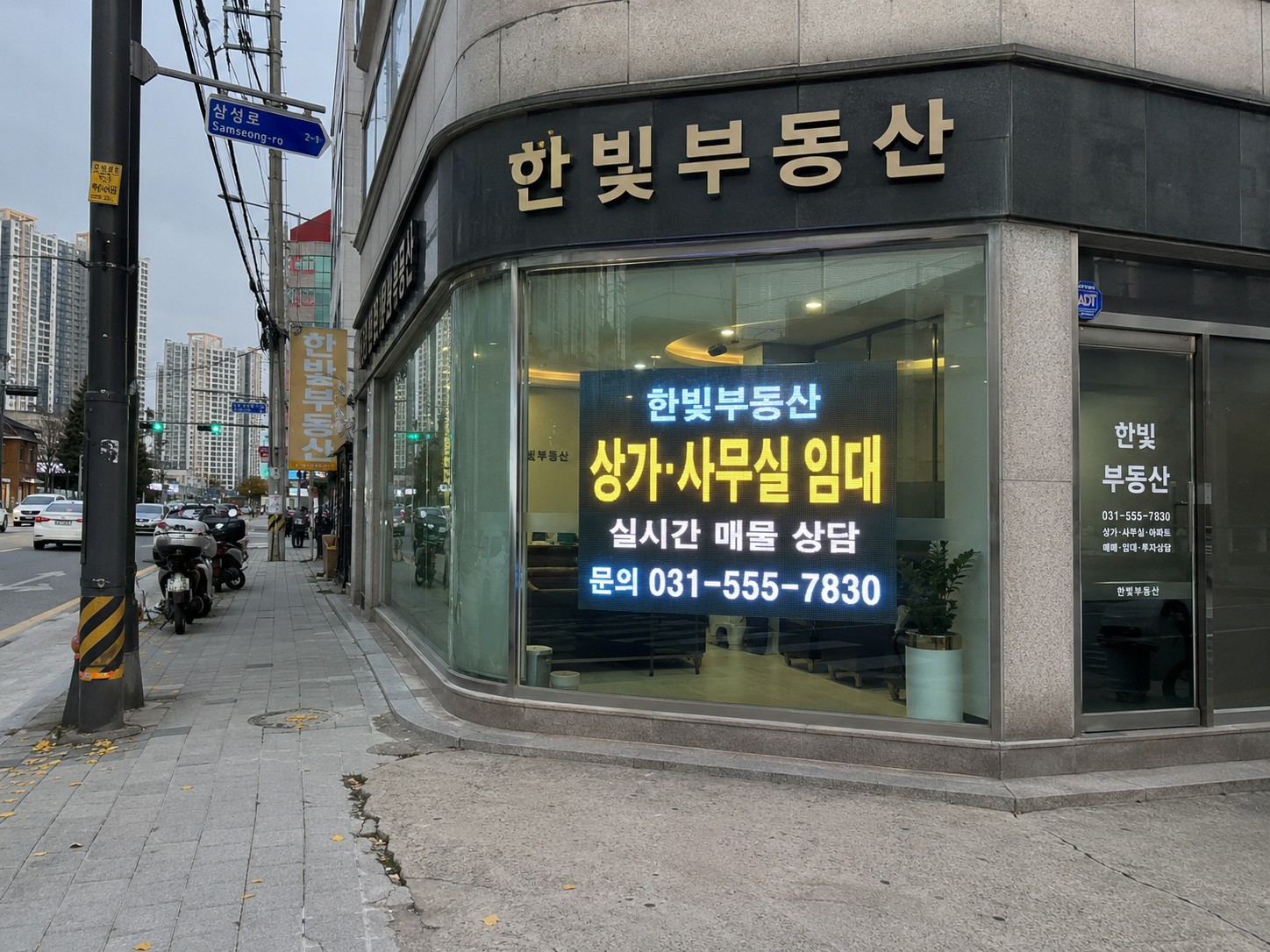 부동산 윈두우 페이싱 LED 전광판 사례