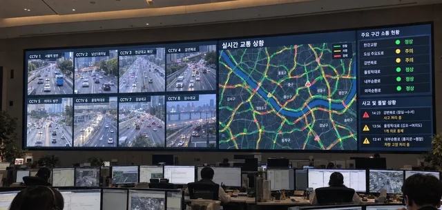 교통 관제실 정면 LED 화면에 CCTV 영상과 교통 상황 지도, 상태 정보가 표시된 모습
