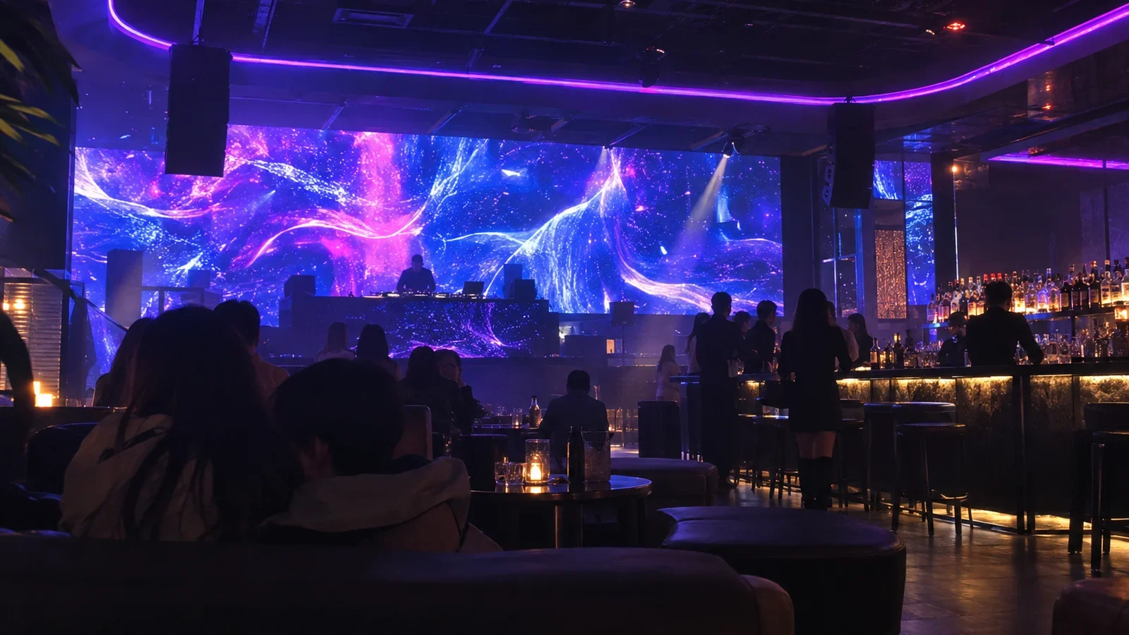 라운지 바 DJ 부스 뒤 LED 월에 네온 패턴 영상이 재생되는 어두운 실내
