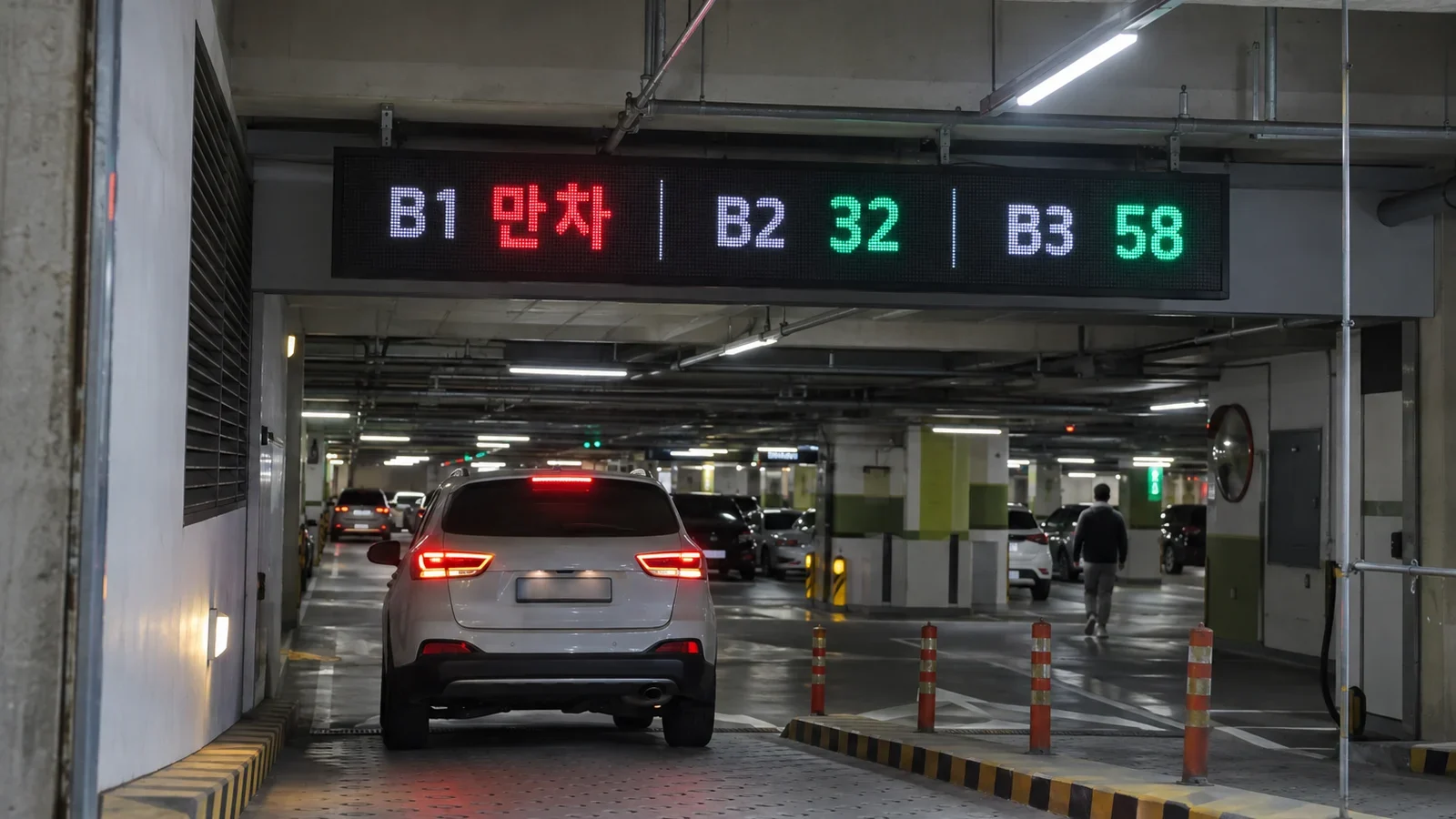 지하 주차장 입구 LED 안내판에 층별 잔여 주차면이 표시된 모습